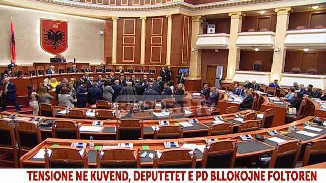 Tensione në kuvend, opozita bllokon foltoren, Basha akuza Xhafajt për vëllain