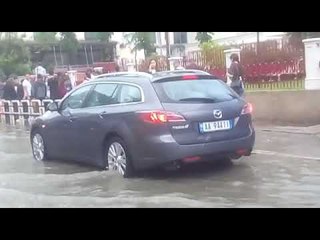 Shiu përmbyt rrugët pranë “Qytetit Studenti”- Top Channel Albania - News - Lajme