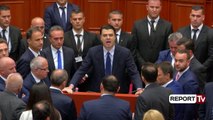 Report TV - Tensionet në Parlament, opozita bllokon foltoren dhe transmeton fjalimet në Facebook