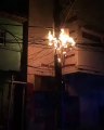 Residentes de la calle 13, Justo Arosemena, se llevaron el sustos de sus vidas, cuando un poste de energía eléctrica se incendió