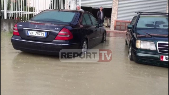 Report TV - Bie një orë shi, përmbyten të gjitha rrugët e Beratit