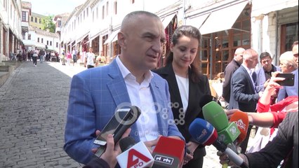 Ora News - Me vendosjen e luleve në dritare, Meta dhe Rami çelën sezonin në Gjirokastër