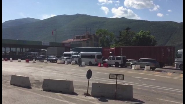 Report TV - Kukës, punimet në doganën e Morinit sjellin radhë të gjata dhe kaos