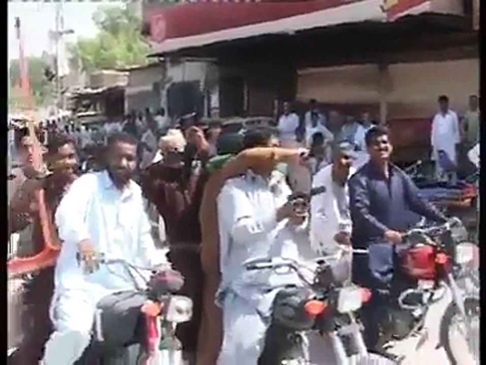 PPP ke jiyalay Zabardasti Shops band krwaty huay