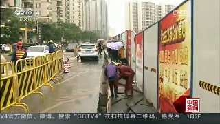 [中国新闻]广州：道路突现大裂缝
