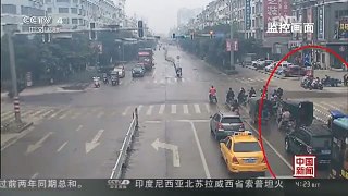 [中国新闻]广西来宾：油门当刹车 越野车连撞四车