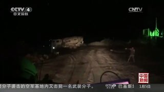 [中国新闻]贵州三都：山体滑坡一人被困 消防员成功营救