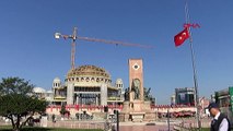 Taksim’deki dev Türk bayrağı yarıya indirildi