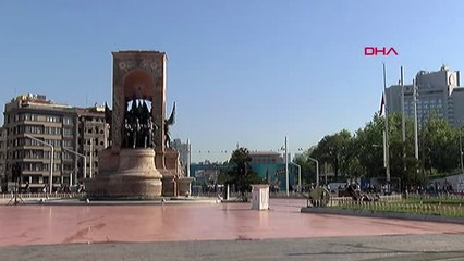 Taksim'deki Dev Türk Bayrağı Yarıya İndirildi