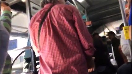 Metrobüste öpüşen gençlere müdahale eden yolcuyu uyaran kişi