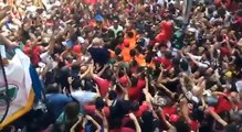 Lula saindo nos braços do povo para se apresentar na PF