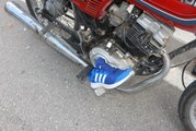 Korkunç Kaza! Motosiklet Sürücüsünün Ayakkabısı Frende Takılı Kaldı