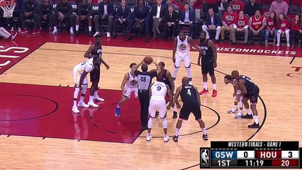 Sedzia strollował koszykarzy