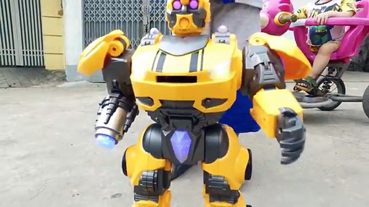 TRANSFORMERS COMBINERWARS BUMBLEBEE VS OPTIMUS PRIME IN REAL LIFE - SUPERHERO KIDS ROBOCAR CAR TOYS