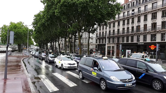 Lyon: la manifestation des taxis arrive en ville