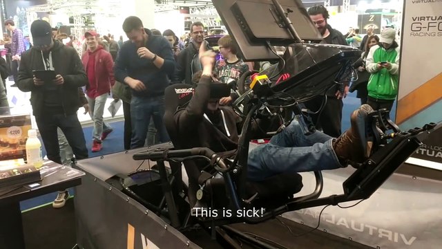 Un joueur très excité teste la réalité virtuelle