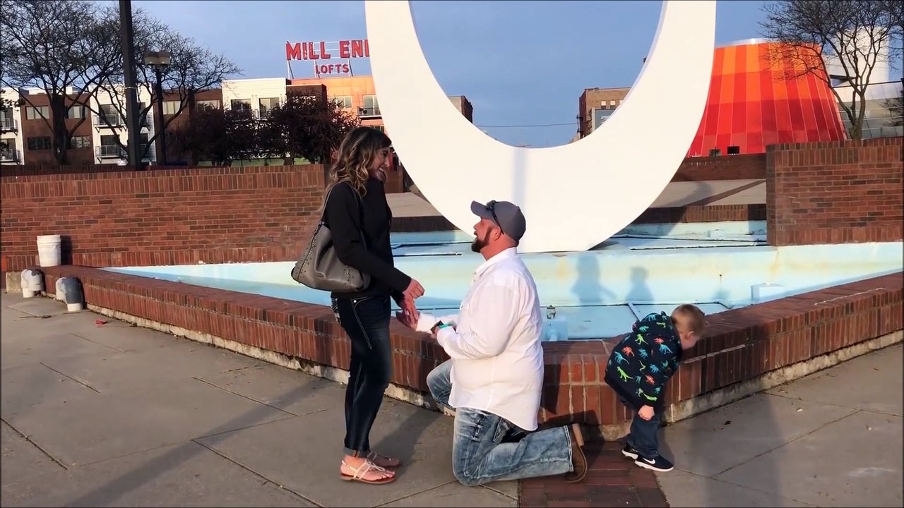 Ce petit garçon qui fait pipi pendant la demande en mariage de son père fait des millions de vues !