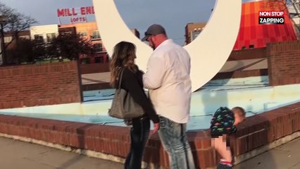 Un homme demande sa compagne en mariage mais leur fils vient tout gâcher (Vidéo)