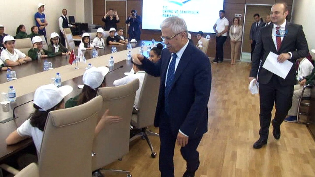 Çevre ve Şehircilik Bakanlığı Müsteşarı Öztürk, “Sıfır Atık Projesi”nin startını öğrencilerle verdi