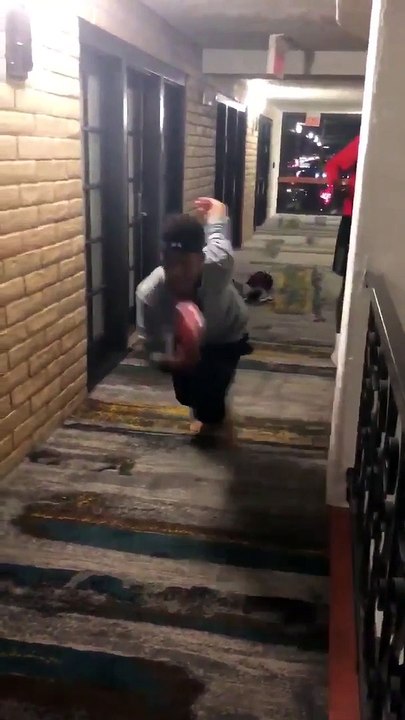 Ces étudiants improvisent une course de relais dans les couloirs de leur hôtel