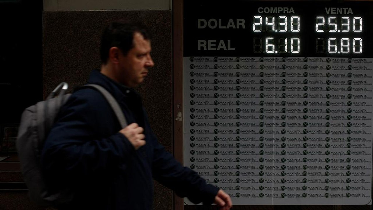 Argentina lucha por detener la caída del peso