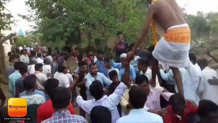 कंधों पर चढ़कर मंदिर पहुंचे पुजारी, ताकि भक्तों की मनोकामनाएं पूरी हो