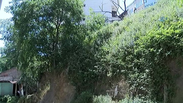 Kağıthane Nurtepe'de park halindeki ticari taksi apartman boşluğuna düştü