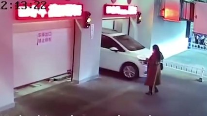 Une femme entre dans un parking automatique