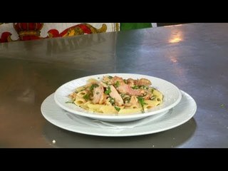 Receta Juaj - Pene me pulë, pançetë e salcë kremoze