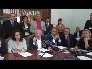 Ora News - PD kërkon dorëheqjen e Xhafaj, debate tek Komisioni i Medias