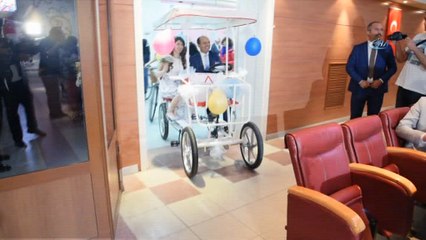 Nikaha bisikletle gelen çifte belediye başkanı eşlik etti