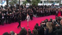 Cannes: Kristen Stewart pieds nus sur le tapis rouge