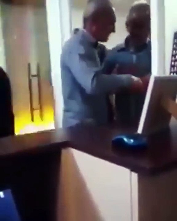 Un homme ivre ne comprend pas pourquoi un autre homme ne veut pas le laisser passer