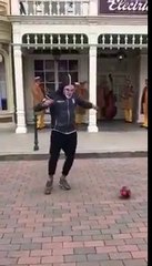 Ο Λέο Μάτος χορεύει στην Disneyland με μάσκα Ιβάν Σαββίδη!