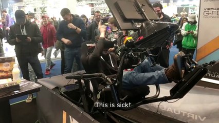 Un joueur très excité teste la réalité virtuelle