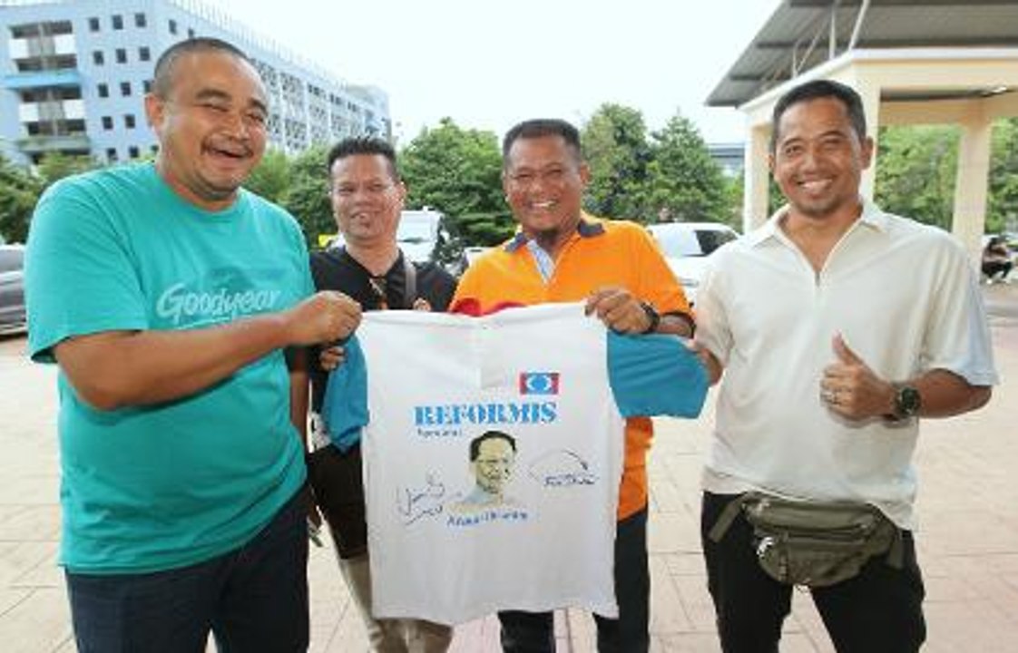 Anwar receives stream of visitors before being released