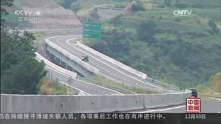 [中国新闻]河南洛阳：客车司机被落石砸中 16名乘客经历生死瞬间