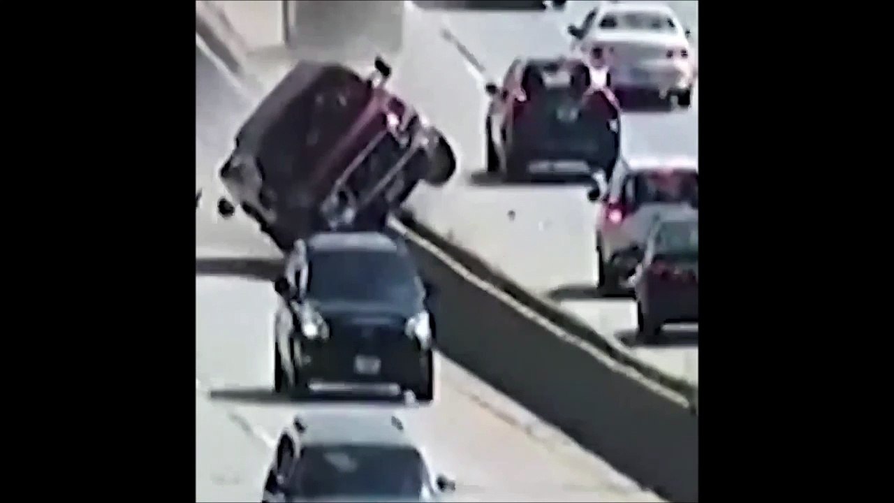 Un chauffard se retrouve au milieu d'une autoroute et défonce tout les lampadaires