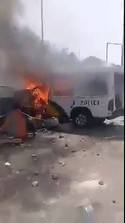 Urgent: Une voiture de la police incendiée à Dakar