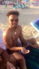 Ce fou mange... du SABLE à la plage !!!