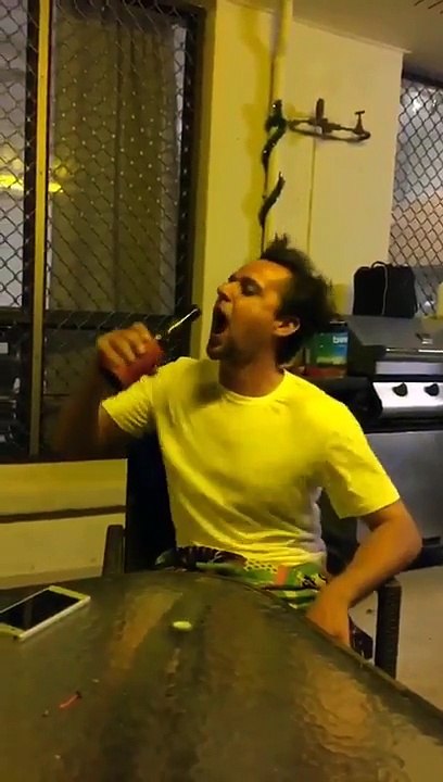 Boire de la bière.. devant un souffleur de feuilles ! Plein la tête..