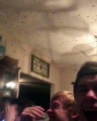 Amoureux, ce chien essaye de monter un invité !