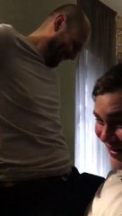 Il glisse sur la rampe et termine dans la fenêtre !!