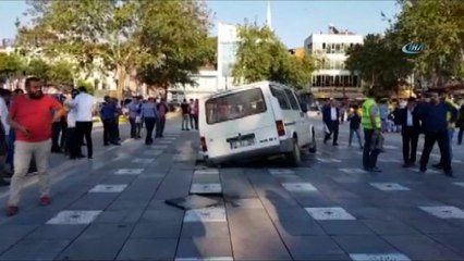 Minibüs kuru havuza düştü