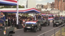 Cartes en su último desfile militar como presidente de Paraguay