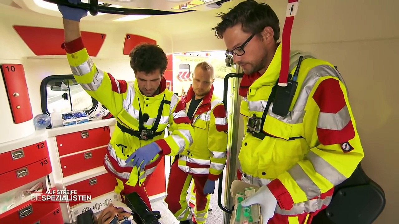 'Die sind total Banane!' -Sanitäterin vollkommen ratlos! | Auf Streife - Die Spezialisten | SAT.1 TV