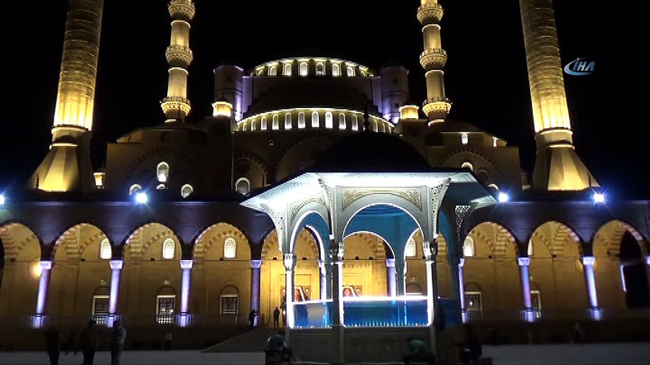 Abdülhamit Han Cami'nde 10 bin kişiyle ilk teravih