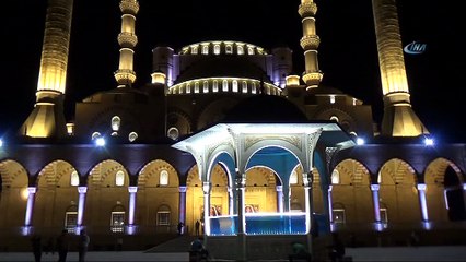 Abdülhamit Han Cami'nde 10 bin kişiyle ilk teravih