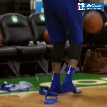 Joël Joel Embid jongle avec un ballon de basket