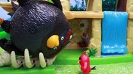 Angry Birds Giant Bomb Talking Bird Attacking Bad Piggies with Red Bird and Explosion at Pig City